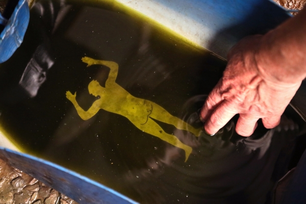 Mạ vàng điện phân là một kỹ thuật sử dụng dòng điện để lắng đọng các ion vàng lên bề mặt kim loại